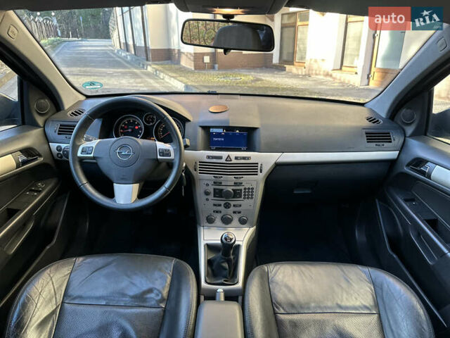 Черный Опель Астра, объемом двигателя 1.6 л и пробегом 180 тыс. км за 5499 $, фото 4 на Automoto.ua