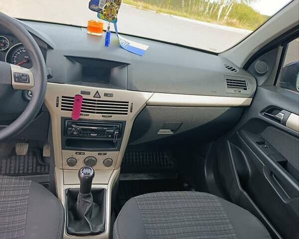 Черный Опель Астра, объемом двигателя 1.6 л и пробегом 250 тыс. км за 5200 $, фото 29 на Automoto.ua