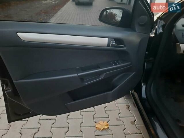 Черный Опель Астра, объемом двигателя 1.6 л и пробегом 327 тыс. км за 4400 $, фото 11 на Automoto.ua