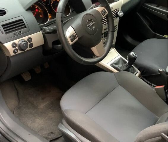 Черный Опель Астра, объемом двигателя 1.7 л и пробегом 244 тыс. км за 2500 $, фото 3 на Automoto.ua