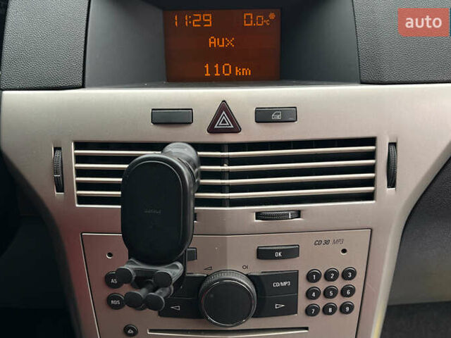 Черный Опель Астра, объемом двигателя 1.6 л и пробегом 260 тыс. км за 6200 $, фото 12 на Automoto.ua