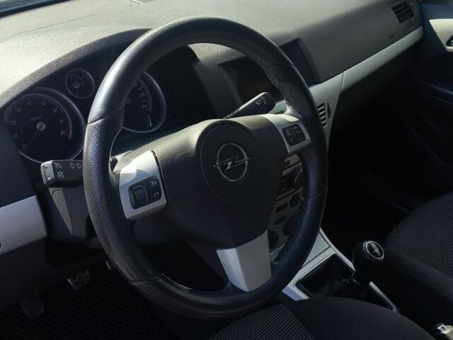 Черный Опель Астра, объемом двигателя 1.6 л и пробегом 226 тыс. км за 5900 $, фото 6 на Automoto.ua