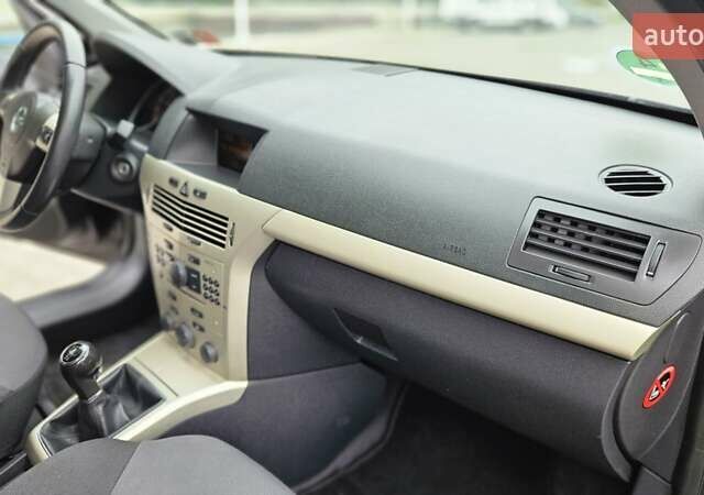 Черный Опель Астра, объемом двигателя 1.6 л и пробегом 209 тыс. км за 5850 $, фото 49 на Automoto.ua