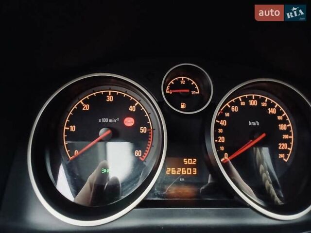 Черный Опель Астра, объемом двигателя 1.9 л и пробегом 262 тыс. км за 5500 $, фото 4 на Automoto.ua