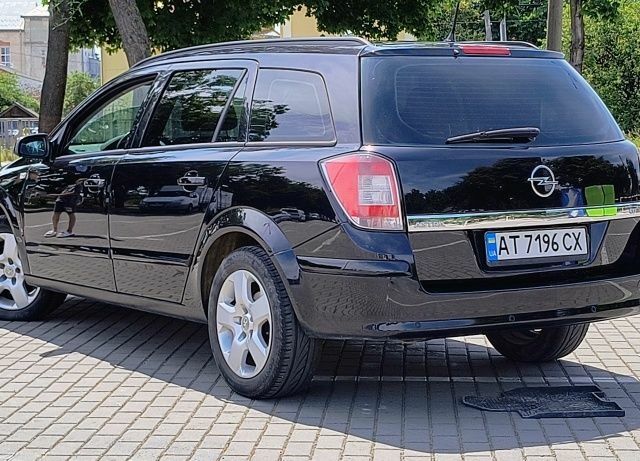 Черный Опель Астра, объемом двигателя 1.7 л и пробегом 260 тыс. км за 4700 $, фото 6 на Automoto.ua