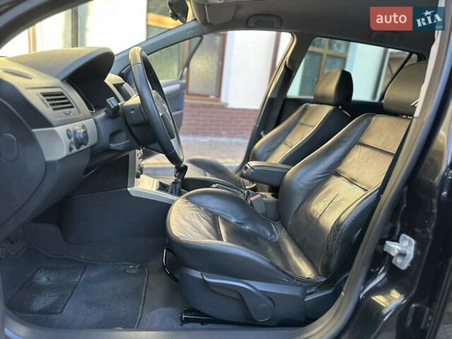 Черный Опель Астра, объемом двигателя 1.6 л и пробегом 180 тыс. км за 5499 $, фото 141 на Automoto.ua