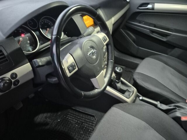 Опель Астра 2008 в Черкассах на Automoto.ua Черный Опель Астра, объемом двигателя 0 л и пробегом 175 тыс. км за 5700 $, фото 4 на Automoto.ua