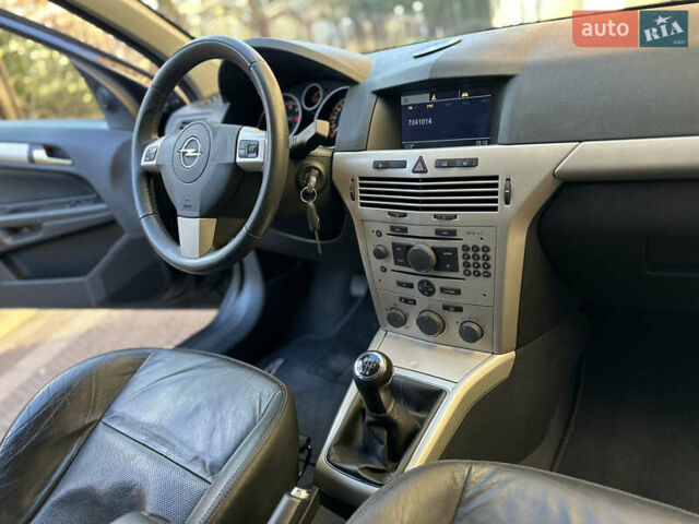 Черный Опель Астра, объемом двигателя 1.6 л и пробегом 180 тыс. км за 5499 $, фото 104 на Automoto.ua