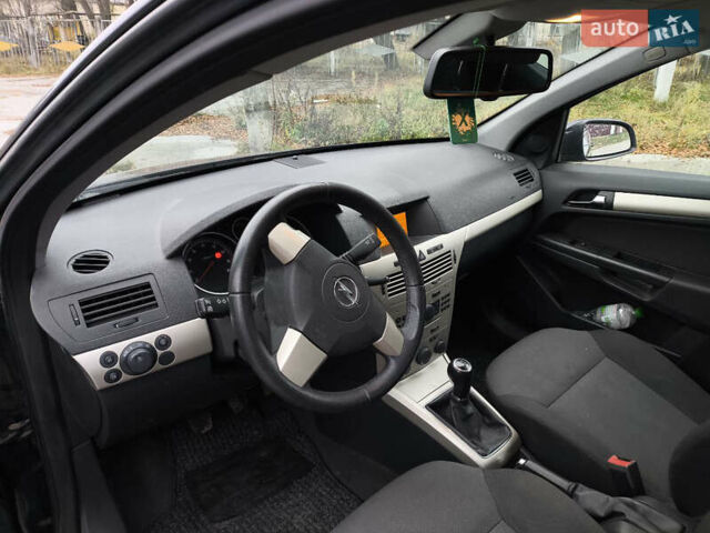 Черный Опель Астра, объемом двигателя 1.6 л и пробегом 189 тыс. км за 4999 $, фото 12 на Automoto.ua