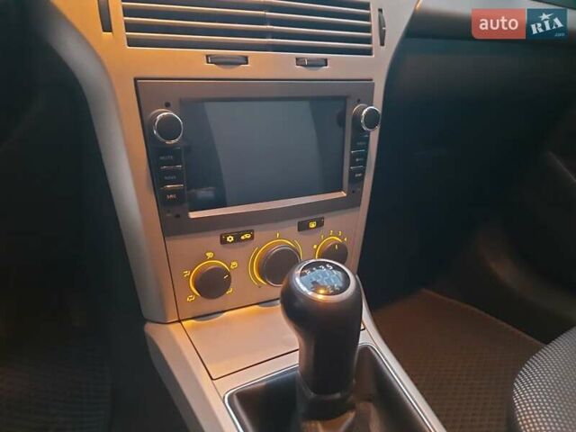 Черный Опель Астра, объемом двигателя 1.6 л и пробегом 327 тыс. км за 4400 $, фото 12 на Automoto.ua