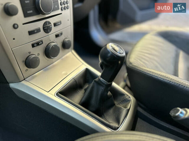 Черный Опель Астра, объемом двигателя 1.6 л и пробегом 180 тыс. км за 5499 $, фото 126 на Automoto.ua