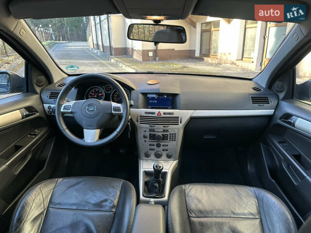 Черный Опель Астра, объемом двигателя 1.6 л и пробегом 180 тыс. км за 5499 $, фото 152 на Automoto.ua