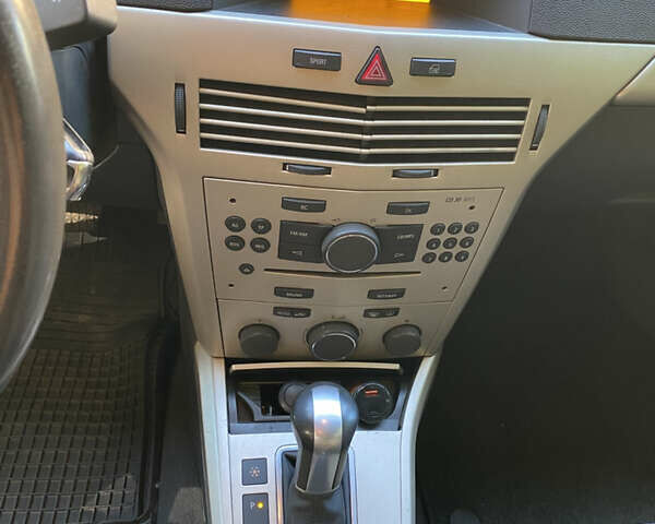 Черный Опель Астра, объемом двигателя 1.8 л и пробегом 145 тыс. км за 5900 $, фото 13 на Automoto.ua