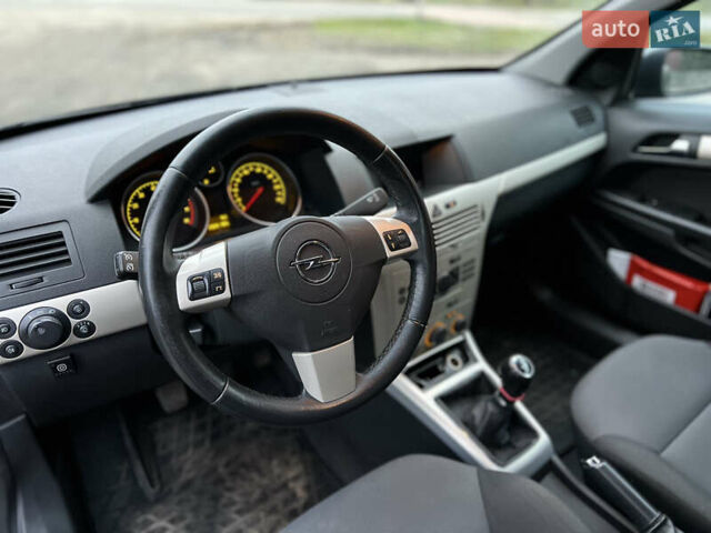 Черный Опель Астра, объемом двигателя 1.8 л и пробегом 209 тыс. км за 5600 $, фото 15 на Automoto.ua