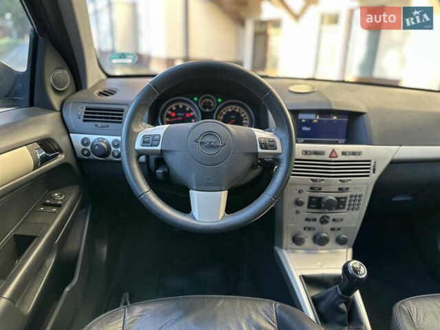 Черный Опель Астра, объемом двигателя 1.6 л и пробегом 180 тыс. км за 5499 $, фото 155 на Automoto.ua