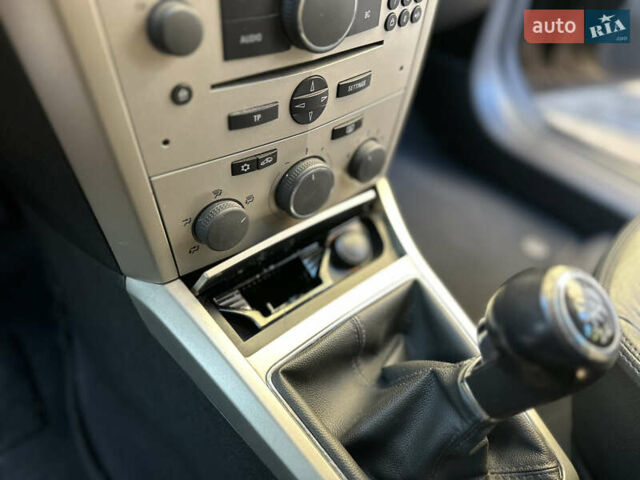 Черный Опель Астра, объемом двигателя 1.6 л и пробегом 180 тыс. км за 5499 $, фото 136 на Automoto.ua