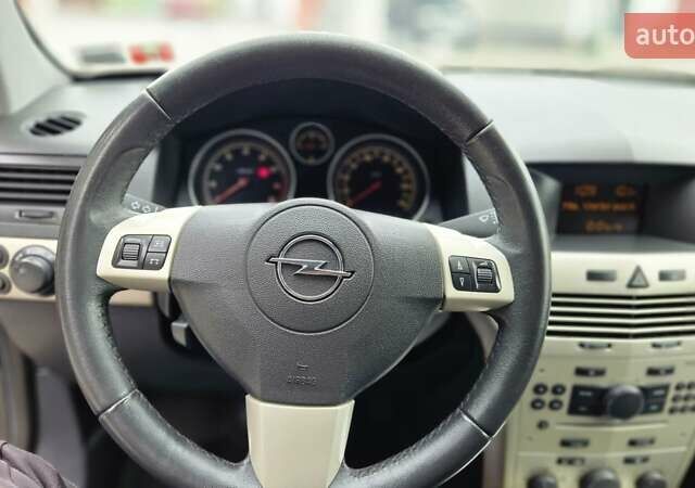 Черный Опель Астра, объемом двигателя 1.6 л и пробегом 209 тыс. км за 5850 $, фото 58 на Automoto.ua