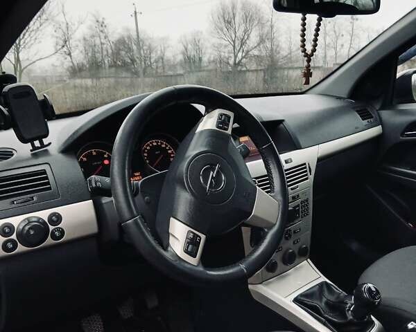 Черный Опель Астра, объемом двигателя 1.9 л и пробегом 262 тыс. км за 5500 $, фото 6 на Automoto.ua