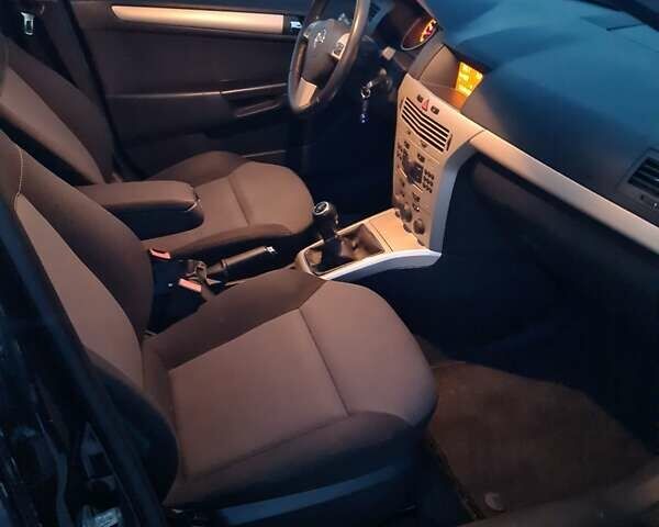 Чорний Опель Астра, об'ємом двигуна 1.6 л та пробігом 230 тис. км за 4399 $, фото 12 на Automoto.ua