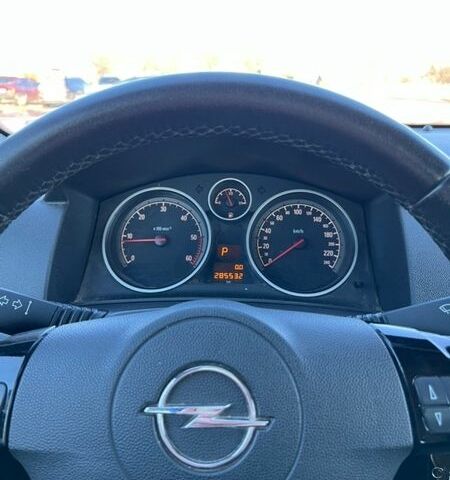 Черный Опель Астра, объемом двигателя 1.9 л и пробегом 285 тыс. км за 5500 $, фото 7 на Automoto.ua