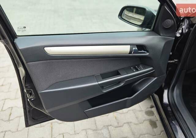 Черный Опель Астра, объемом двигателя 1.6 л и пробегом 209 тыс. км за 5850 $, фото 39 на Automoto.ua