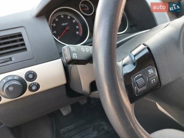 Черный Опель Астра, объемом двигателя 1.6 л и пробегом 240 тыс. км за 5250 $, фото 17 на Automoto.ua