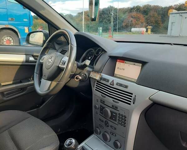 Черный Опель Астра, объемом двигателя 1.6 л и пробегом 281 тыс. км за 5900 $, фото 7 на Automoto.ua