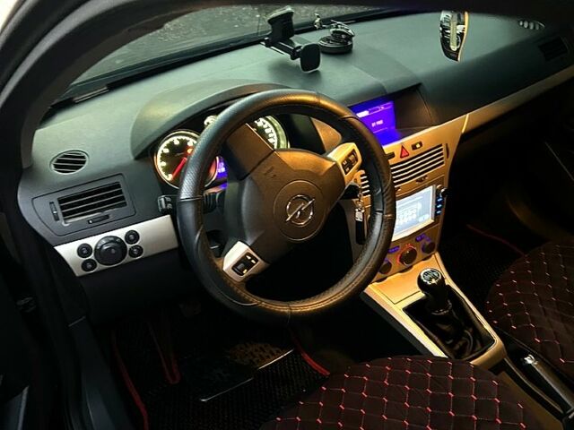 Черный Опель Астра, объемом двигателя 1.7 л и пробегом 250 тыс. км за 5900 $, фото 1 на Automoto.ua