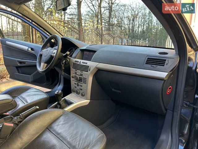 Черный Опель Астра, объемом двигателя 1.6 л и пробегом 180 тыс. км за 5499 $, фото 116 на Automoto.ua