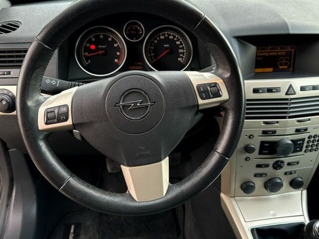 Черный Опель Астра, объемом двигателя 1.8 л и пробегом 225 тыс. км за 5800 $, фото 10 на Automoto.ua