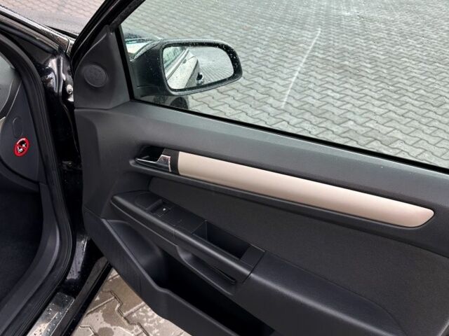 Черный Опель Астра, объемом двигателя 1.8 л и пробегом 225 тыс. км за 5800 $, фото 9 на Automoto.ua