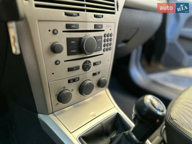 Черный Опель Астра, объемом двигателя 1.6 л и пробегом 180 тыс. км за 5499 $, фото 135 на Automoto.ua