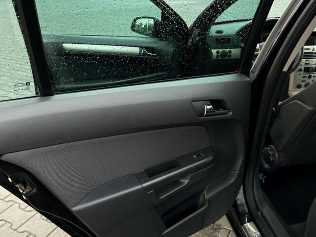 Черный Опель Астра, объемом двигателя 1.8 л и пробегом 225 тыс. км за 5800 $, фото 14 на Automoto.ua