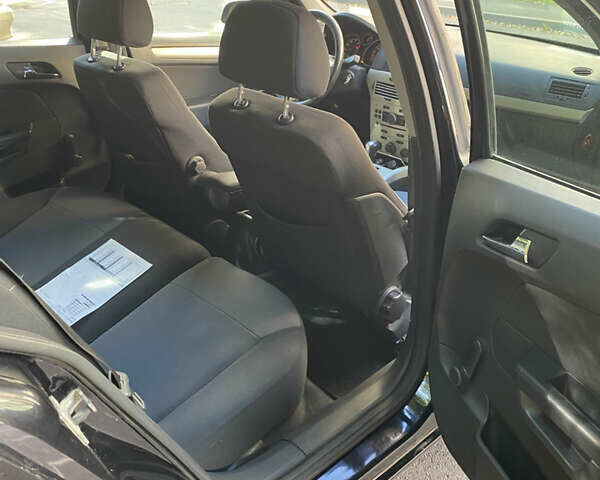 Черный Опель Астра, объемом двигателя 1.8 л и пробегом 145 тыс. км за 5900 $, фото 16 на Automoto.ua