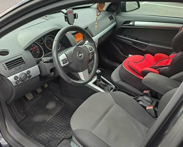 Черный Опель Астра, объемом двигателя 1.6 л и пробегом 212 тыс. км за 5200 $, фото 21 на Automoto.ua