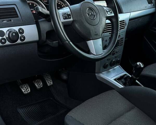 Черный Опель Астра, объемом двигателя 1.6 л и пробегом 160 тыс. км за 6200 $, фото 53 на Automoto.ua