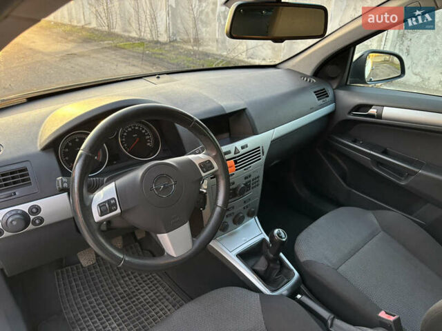 Черный Опель Астра, объемом двигателя 1.6 л и пробегом 217 тыс. км за 6200 $, фото 12 на Automoto.ua