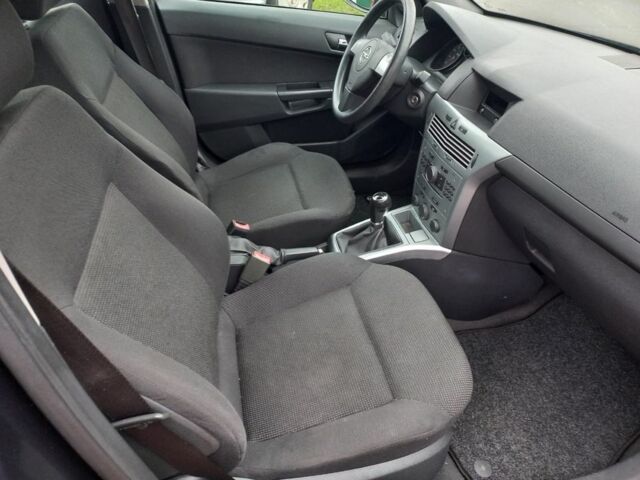 Черный Опель Астра, объемом двигателя 1.8 л и пробегом 200 тыс. км за 5750 $, фото 15 на Automoto.ua