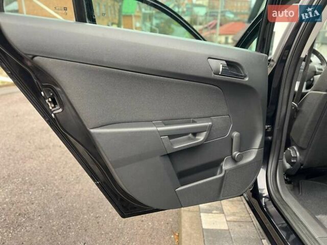 Черный Опель Астра, объемом двигателя 1.6 л и пробегом 199 тыс. км за 6499 $, фото 53 на Automoto.ua