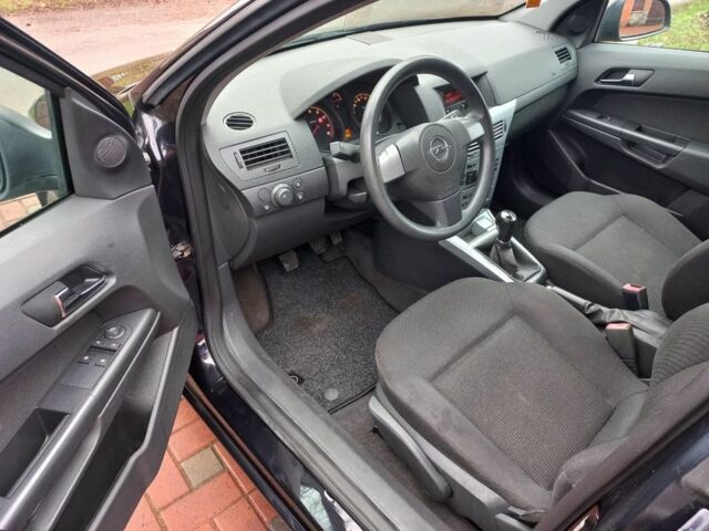 Черный Опель Астра, объемом двигателя 1.8 л и пробегом 200 тыс. км за 5750 $, фото 11 на Automoto.ua