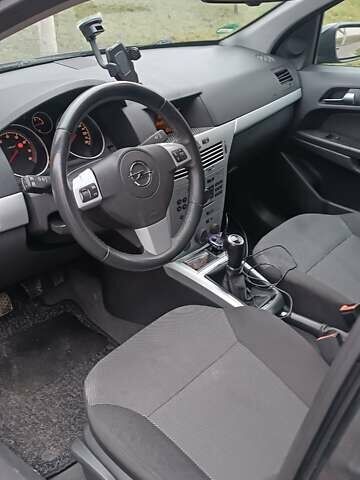 Черный Опель Астра, объемом двигателя 1.6 л и пробегом 216 тыс. км за 5500 $, фото 13 на Automoto.ua