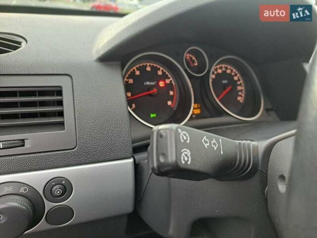 Черный Опель Астра, объемом двигателя 1.6 л и пробегом 212 тыс. км за 5200 $, фото 19 на Automoto.ua