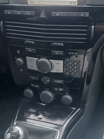 Черный Опель Астра, объемом двигателя 1.69 л и пробегом 268 тыс. км за 8000 $, фото 8 на Automoto.ua