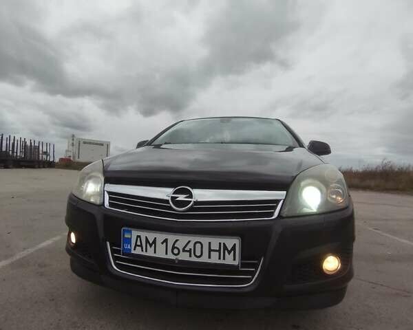 Черный Опель Астра, объемом двигателя 1.25 л и пробегом 325 тыс. км за 4699 $, фото 4 на Automoto.ua