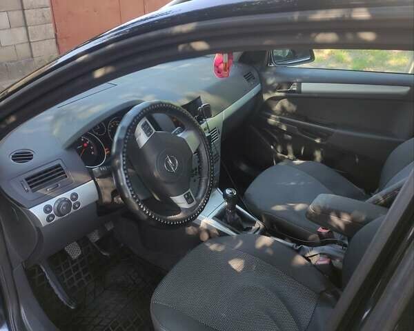 Черный Опель Астра, объемом двигателя 1.6 л и пробегом 205 тыс. км за 5700 $, фото 1 на Automoto.ua