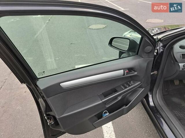 Черный Опель Астра, объемом двигателя 1.6 л и пробегом 212 тыс. км за 5200 $, фото 26 на Automoto.ua