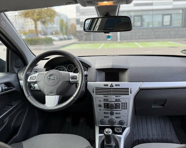 Черный Опель Астра, объемом двигателя 1.69 л и пробегом 223 тыс. км за 5900 $, фото 7 на Automoto.ua