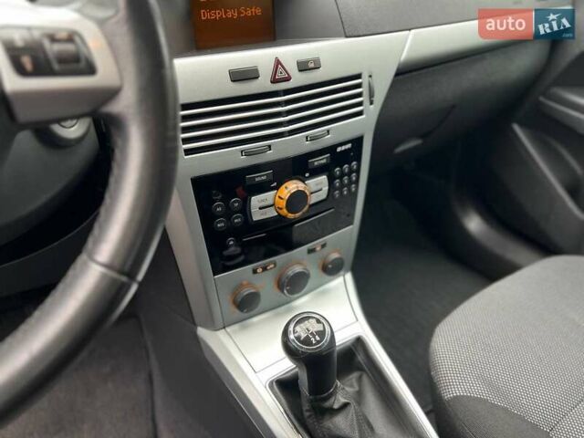 Черный Опель Астра, объемом двигателя 1.6 л и пробегом 199 тыс. км за 6499 $, фото 46 на Automoto.ua