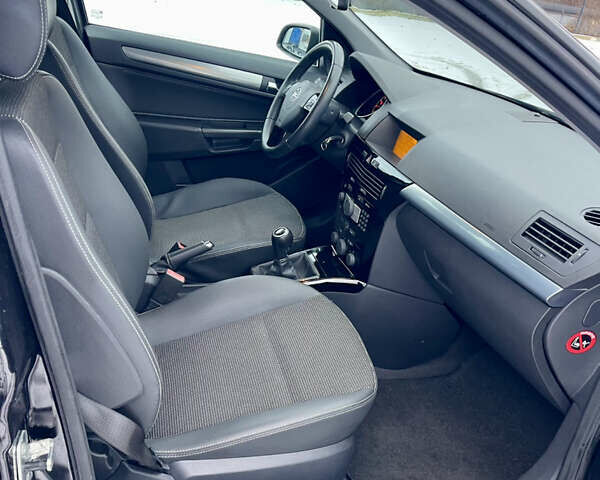 Черный Опель Астра, объемом двигателя 1.6 л и пробегом 148 тыс. км за 6300 $, фото 24 на Automoto.ua