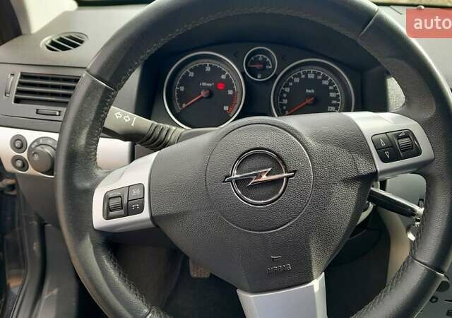 Черный Опель Астра, объемом двигателя 1.9 л и пробегом 266 тыс. км за 5550 $, фото 11 на Automoto.ua
